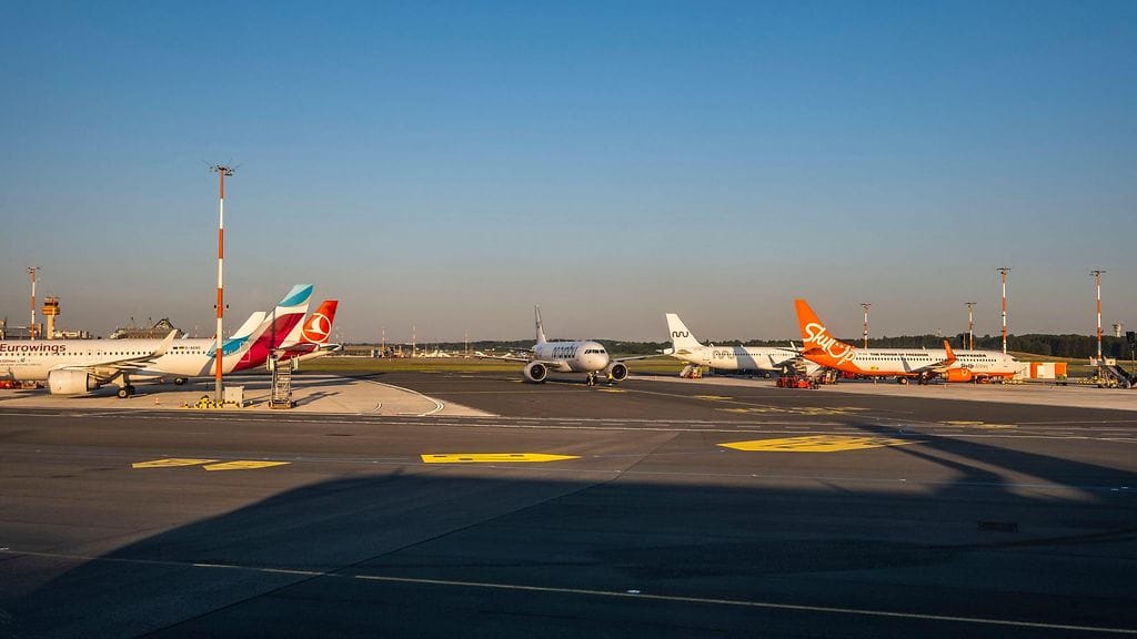 Hampurin lentokentällä lähtevä ja saapuva lentoliikenne keskeytyi maanantaina poliisitoimien takia.