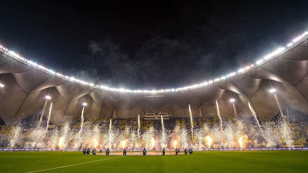 Saudi-Arabian Kuningas Fahdin nimeä kantavalle stadionille mahtuu noin 69 000 henkilöä.