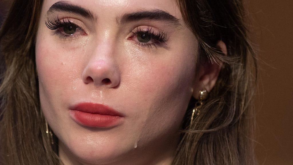 Terveysongelmistaan kertonut McKayla Maroney kyynelehti vuonna 2021 todistaessaan Yhdysvaltain senaatille hirviölääkäri Larry Nassaria vastaan.