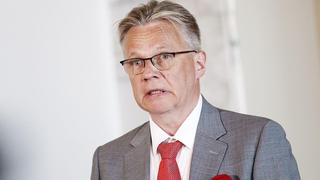 Eduskunnan hallintojohtaja Pertti Rauhion mukaan eduskunnassa on selkeät säännöt, kuinka aseiden kanssa toimitaan.