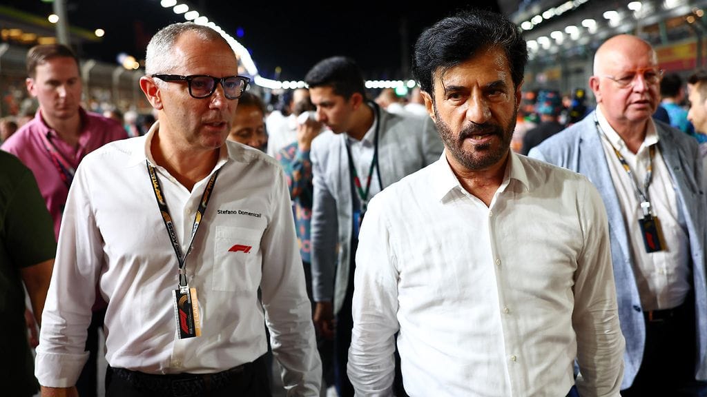 Stefano Domenicali (vasemmalla) on F1-sarjan toimitusjohtaja, Mohammed Ben Sulayem taas Kansainvälisen autoliiton puheenjohtaja.