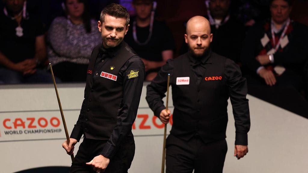 Mark Selby (vas.) hävisi MM-finaalin Luca Brecelille viime keväänä. Nelinkertainen maailmanmestari Selby ja Brecel ovat nyt aiheuttaneet kohun lajin pääkiertueella.