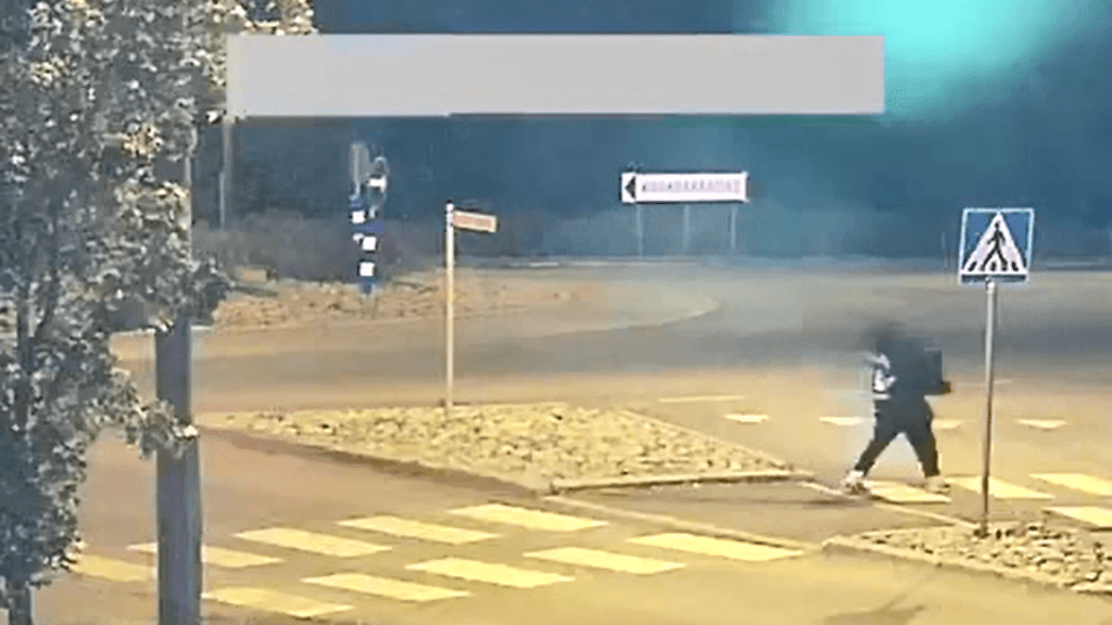 Poliisi kaipaa havaintoja kuvassa näkyvästä henkilöstä.