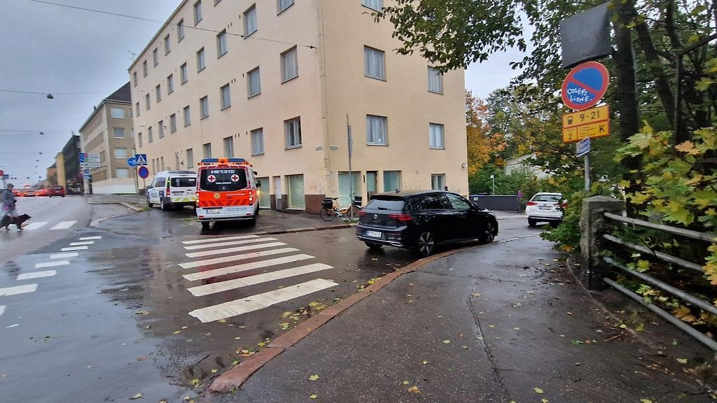 Onnettomuutta selvitti paikan päällä poliisi. Postinjakajaa hoitamaan hälytettiin ambulanssi.