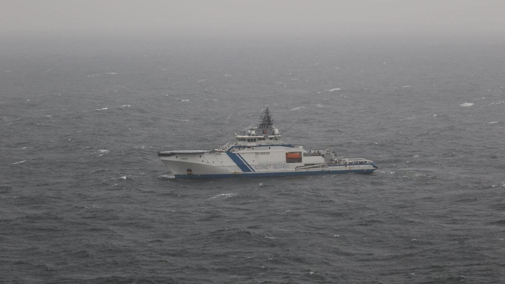 Vartiolaiva Turva määrättiin paikalle varmistamaan, ettei tankkeri ajelehdi uudelleen.