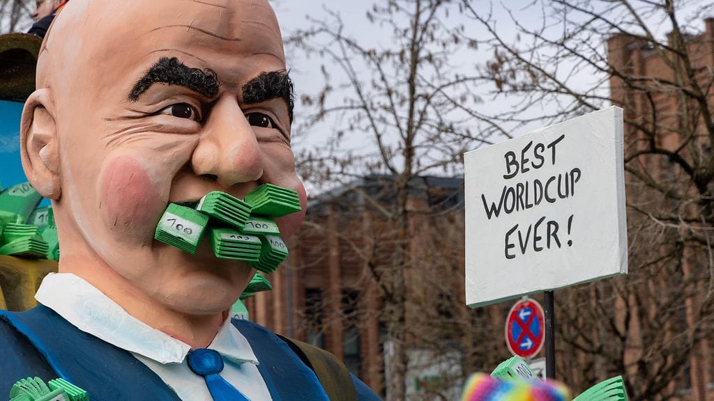 Fifan puheenjohtaja Gianni Infantinosta tehtiin Saksassa pilapatsas Qatarin MM-kisojen jälkeen .