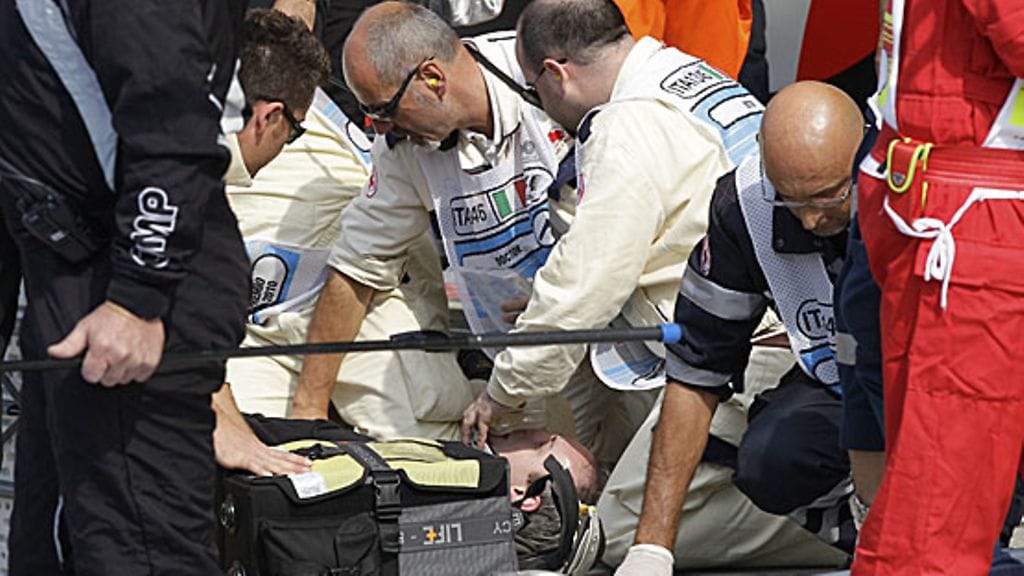 Hispania-mekaanikko saa ensiapua, kuva: EPA/LUCA BRUNO / POOL