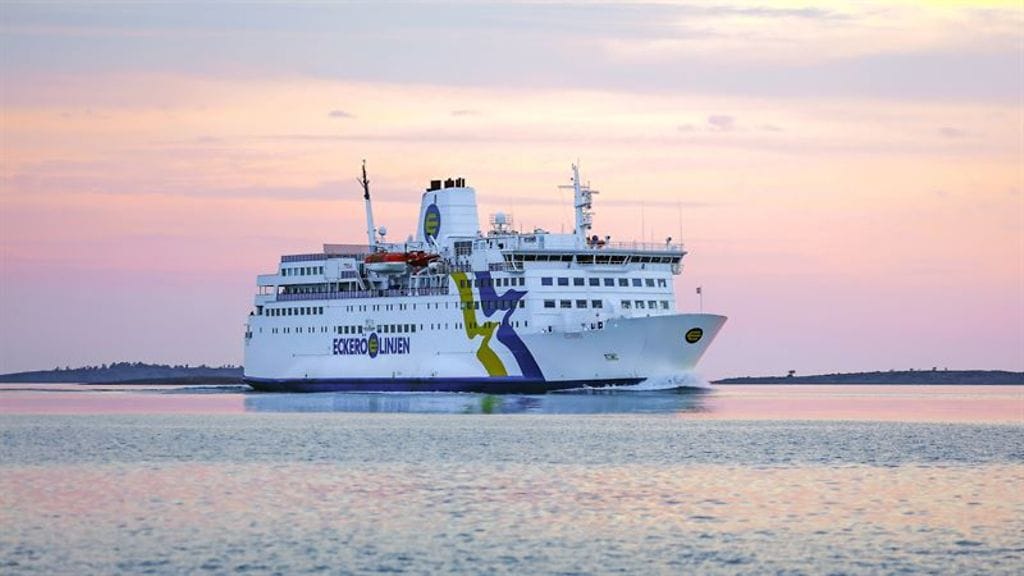 Kaksi ihmistä on loukkaantunut Eckerö Linjenin laivan autokannen romahdettua Grisslehamnin satamassa, kertoo Aftonbladet. Laiva liikennöi Ruotsin Grisslehamnin ja Ahvenanmaan välillä. Kuvituskuva.