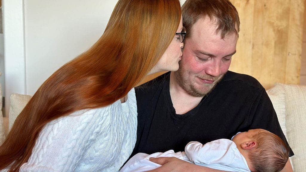 Anna-Reetta ja Kalevi vauvan kanssa