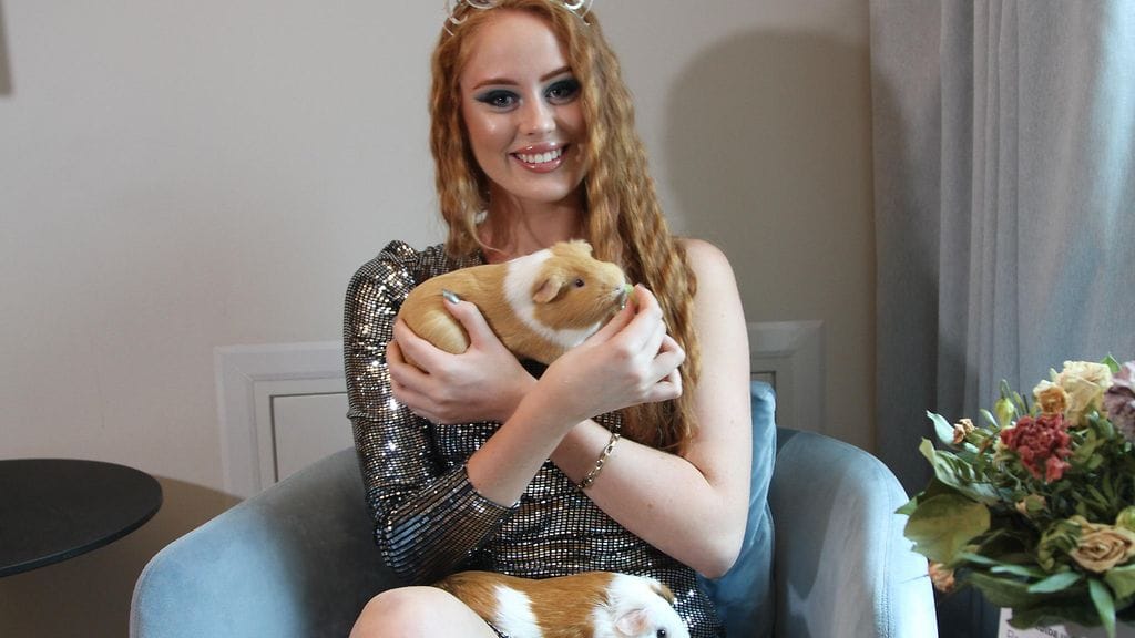 Paula Joukanen rakkaan marsunsa kanssa.