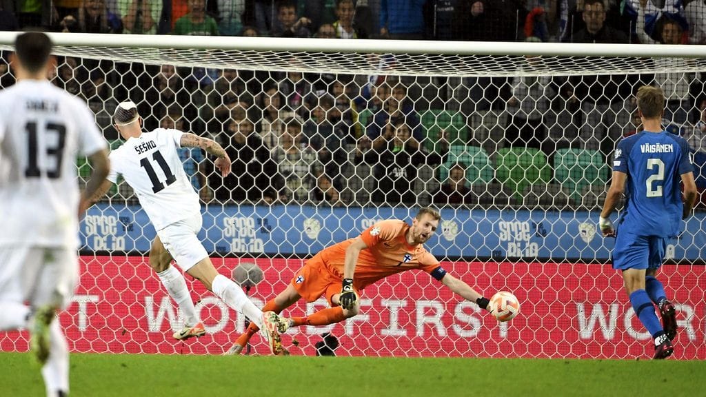 Slovenian Benjamin Sesko laukoi pallon kahdesti Lukas Hradeckyn selän taakse avausjaksolla.