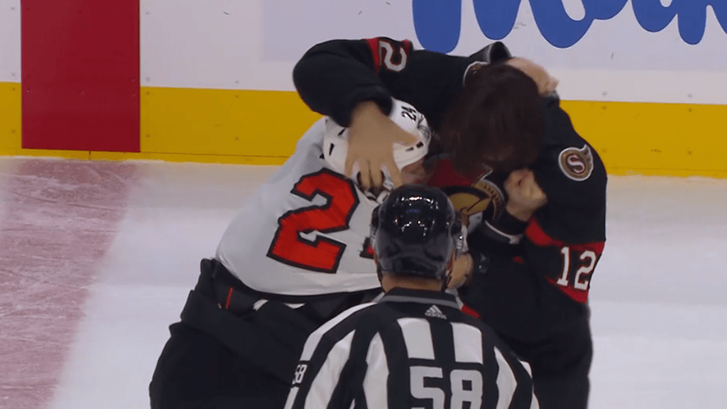 Hanskat jäähän! Kova taklaus käynnisti vanhan liiton nyrkkitanssin MTV:n NHL-pelissä