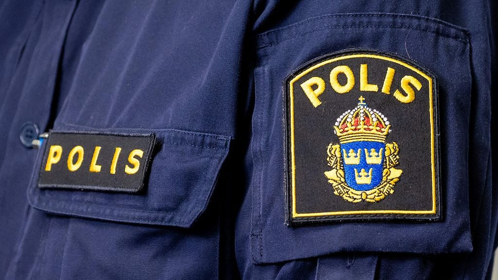 Nuori mies kaupitteli kokaiinia siviilivaatteissa olevalle poliisipäällikölle Ruotsin Uumajassa. Kuvituskuva.