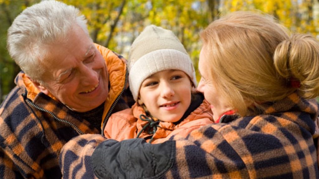 Vanhat ihmiset tekevät tärkeää työtä perheissä lapsenlapsista tai omista vanhemmista huolehtien.