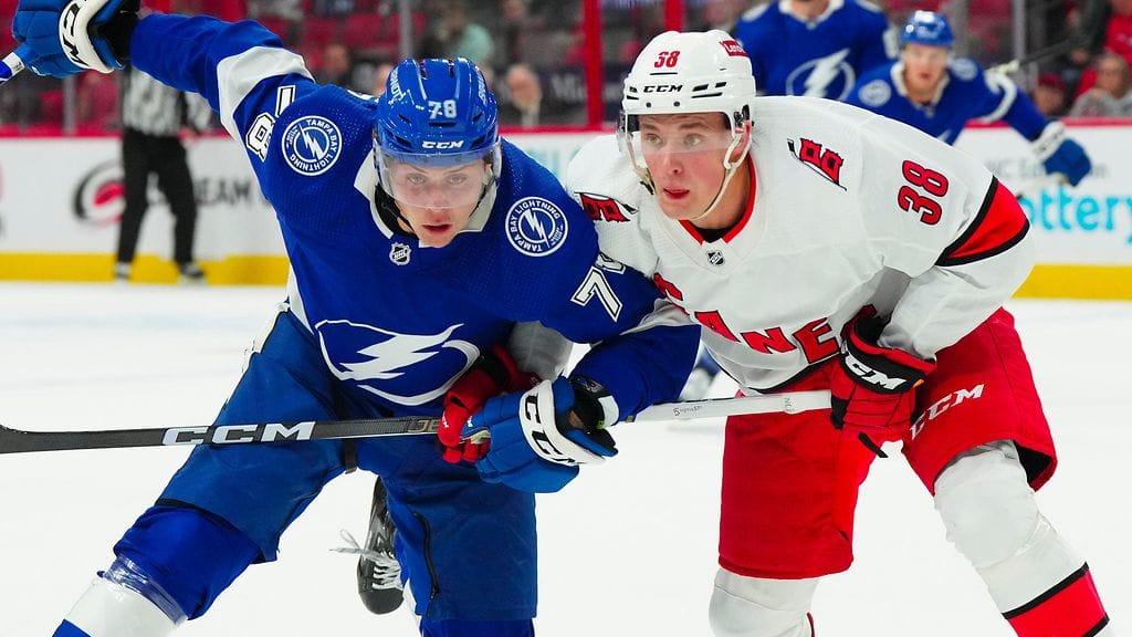 Noel Gunler (oik.) pelaamassa NHL:n harjoitusottelua Carolina Hurricanesin paidassa Tampa Bay Lightningia vastaan. Kauden alkaessa hänelle ei kuitenkaan ollut paikkaa Carolinan NHL-miehistöön.