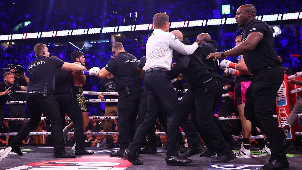 Logan Paulin ja Dillon Danisin välisen ottelun päätyttyä kehään tarvittiin turvamiehet.