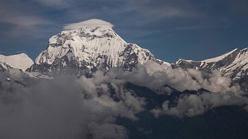 Kiipeilijät katosivat sunnuntaina kiivettyään Dhaulagirin vuorta ilman paikallisia oppaita eli sherpoja.