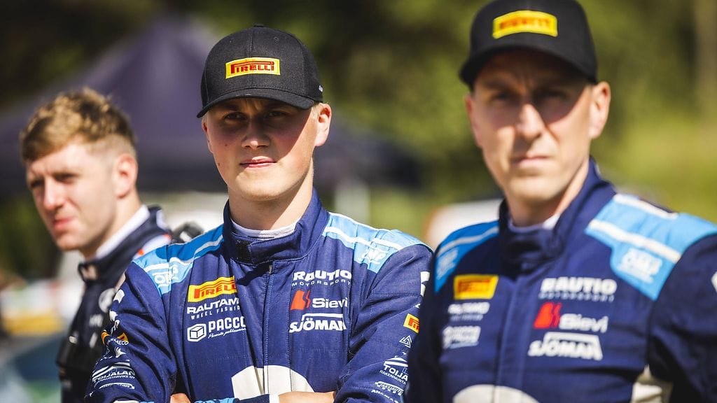 Roope Korhonen kartanlukijanaan Anssi Viinikka juhlivat WRC3-luokan mestaruutta tällä kaudella.