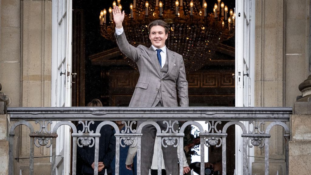 Prinssi Christian vilkutti parvekkeelta kansalle Kööpenhaminassa 18-vuotissyntymäpäivänään 15. lokakuuta.