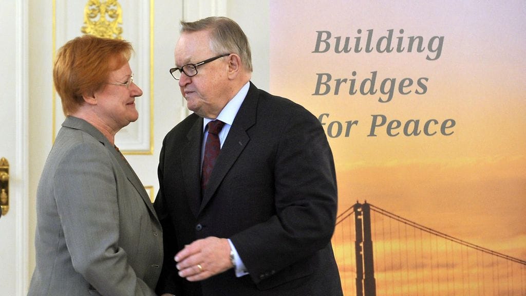 Presidentit kättelemässä Presidentinlinnassa 10. lokakuuta 2008. Kyseessä oli Ahtisaaren Nobelin rauhanpalkintoa koskeva lehdistötilaisuus.