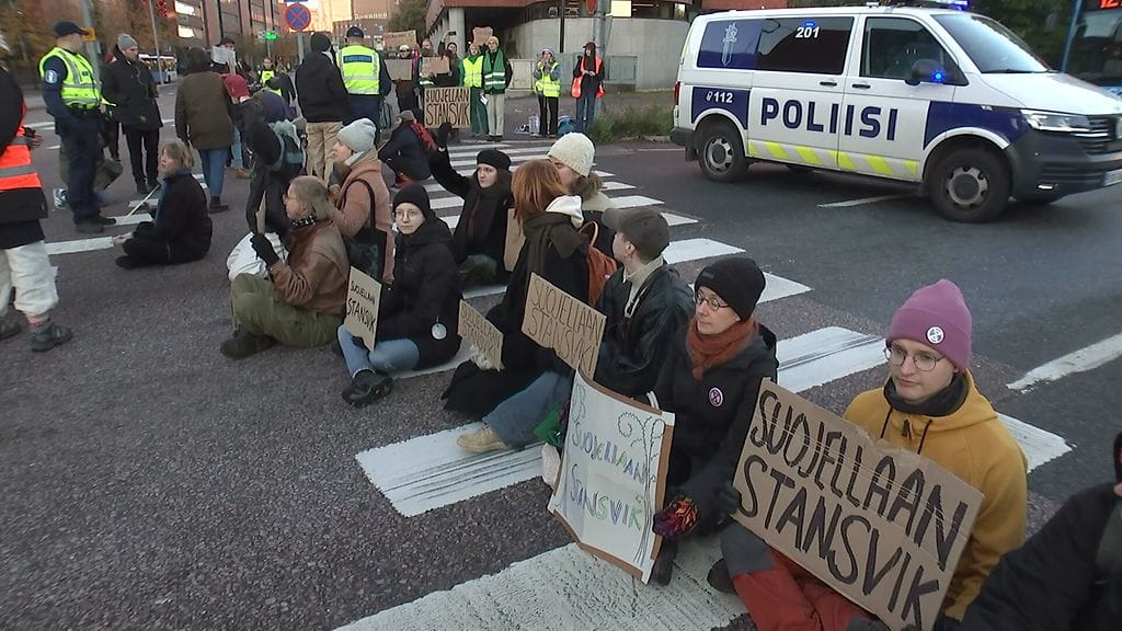 Elokapinan mielenosoittajat katkaisivat liikenteen Länsiväylällä viime lokakuussa.