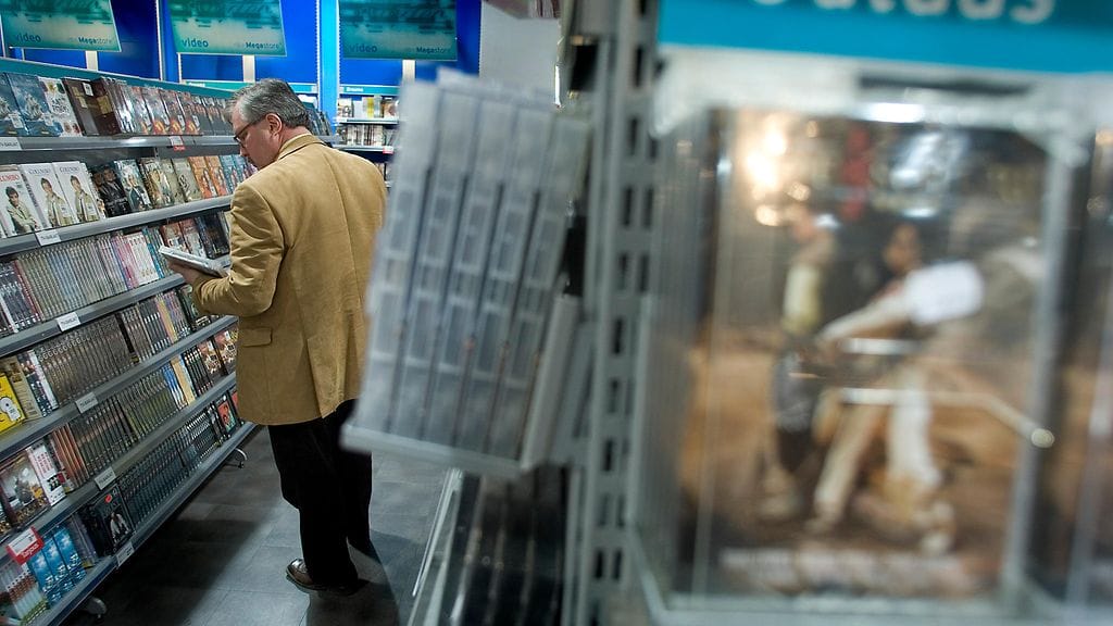 Asiakas katselee elokuvia Jumbon Anttilassa Helsingissä huhtikuussa 2007.