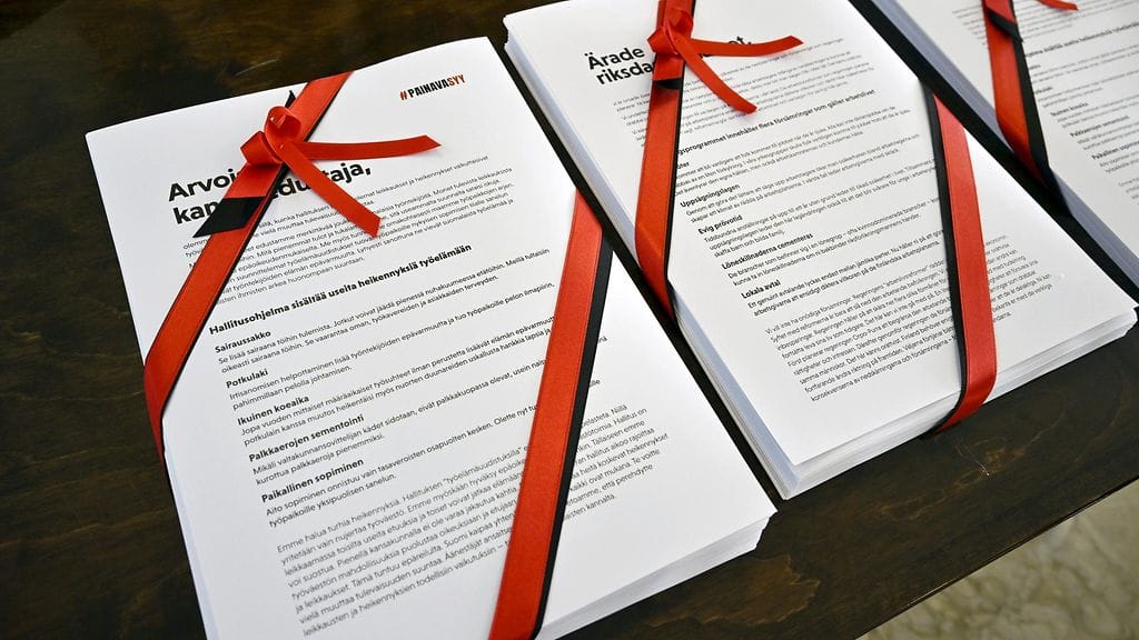 SAK luovutti hallitukselle vetoomuksen eduskunnassa Helsingissä 17. lokakuuta 2023.