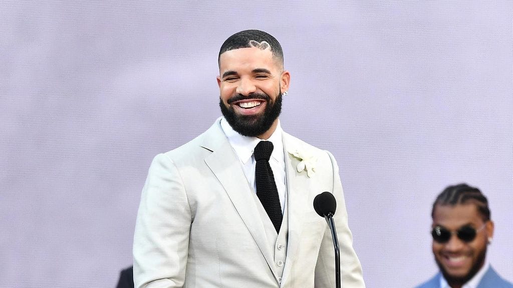 Draken poika Adonis on esiintynyt aiemmin isänsä musiikkivideolla ja piirtänyt hänen uuden levynsä kansikuvan.