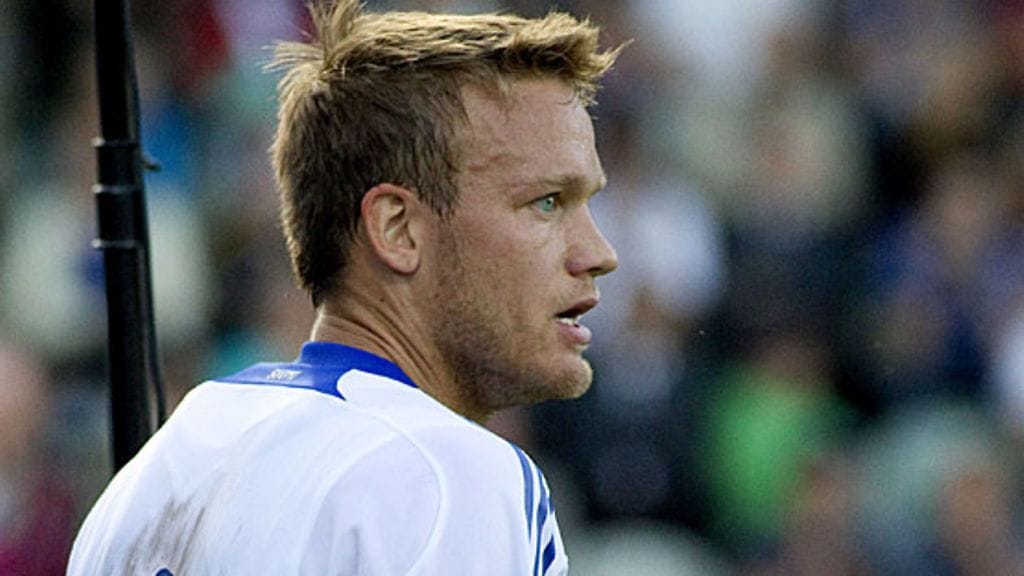 Mika Väyrynen on liekeissä, kuva: Roni Lehti / Lehtikuva