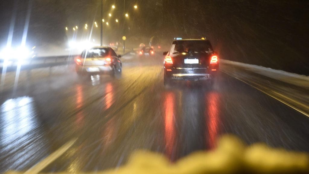 Mieskuski ajoi sivuluisussa luistatellen Nilsiäntiellä ja Mantunsuoralla. Kuvituskuvan autot eivät liity uutiseen.