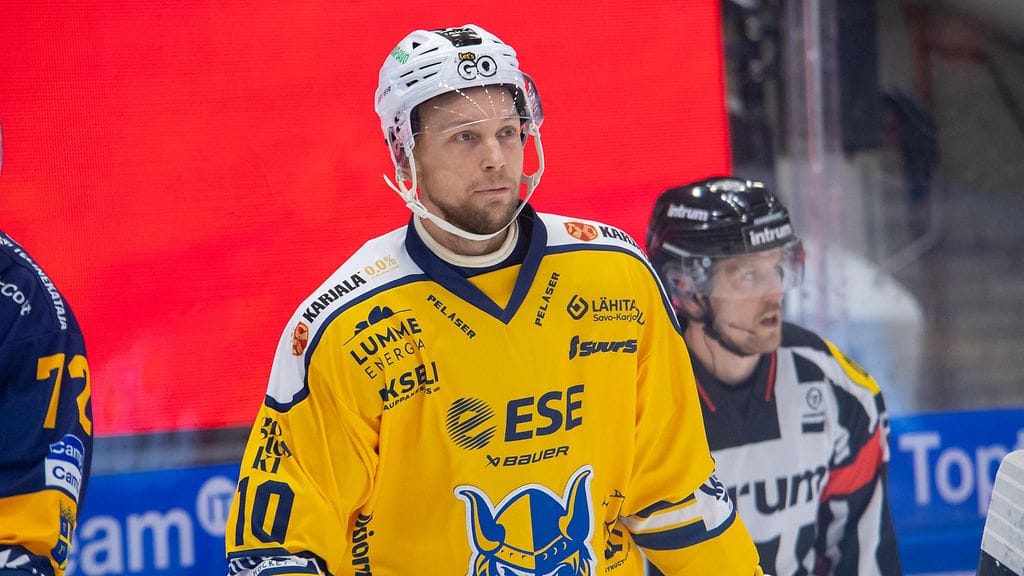 Jääkiekkoilijan uransa päättänyt Johan Harju pelasi vuosi sitten syyskaudella Jukureissa.