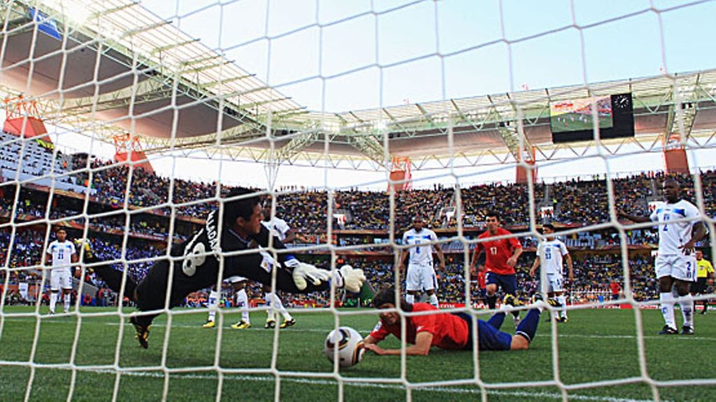 Noel Valladares torjuu, kuva: David Cannon/Getty Images