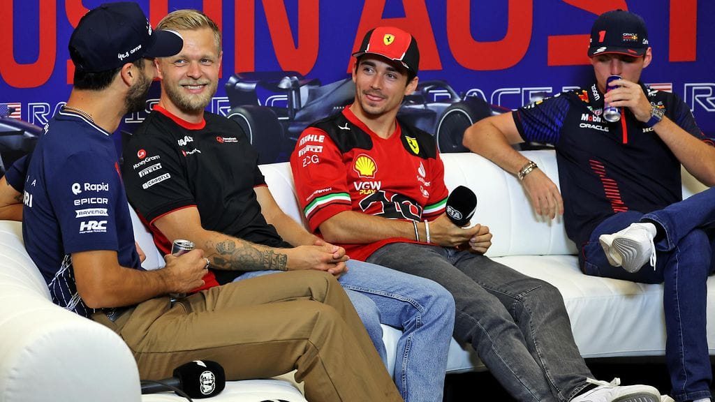 Kevin Magnussen (kesk.) ja Charles Leclerc osallistuivat torstaina lehdistötilaisuuteen yhdessä Daniel Ricciardon ja Max Verstappenin kanssa.