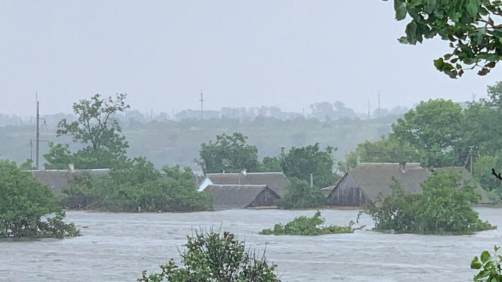 Fedorivkan kylä tulvii Kahovkan padon räjähdyksen jälkeen.