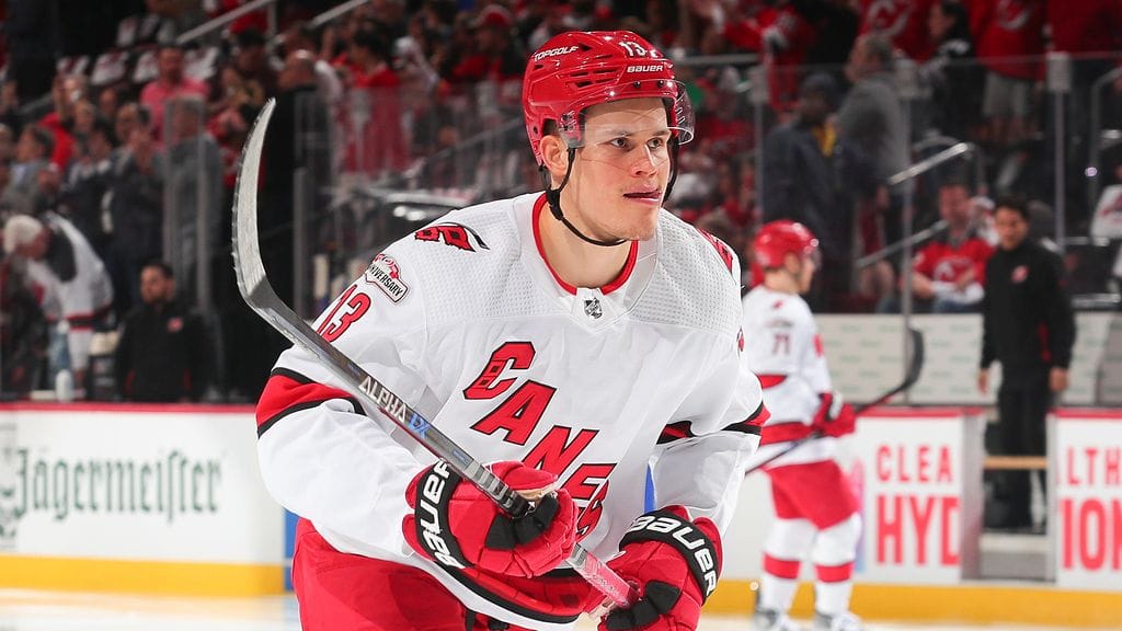 Jesse Puljujärvi pelasi viime kaudella Edmonton Oilersin jälkeen Carolina Hurricanesissa.