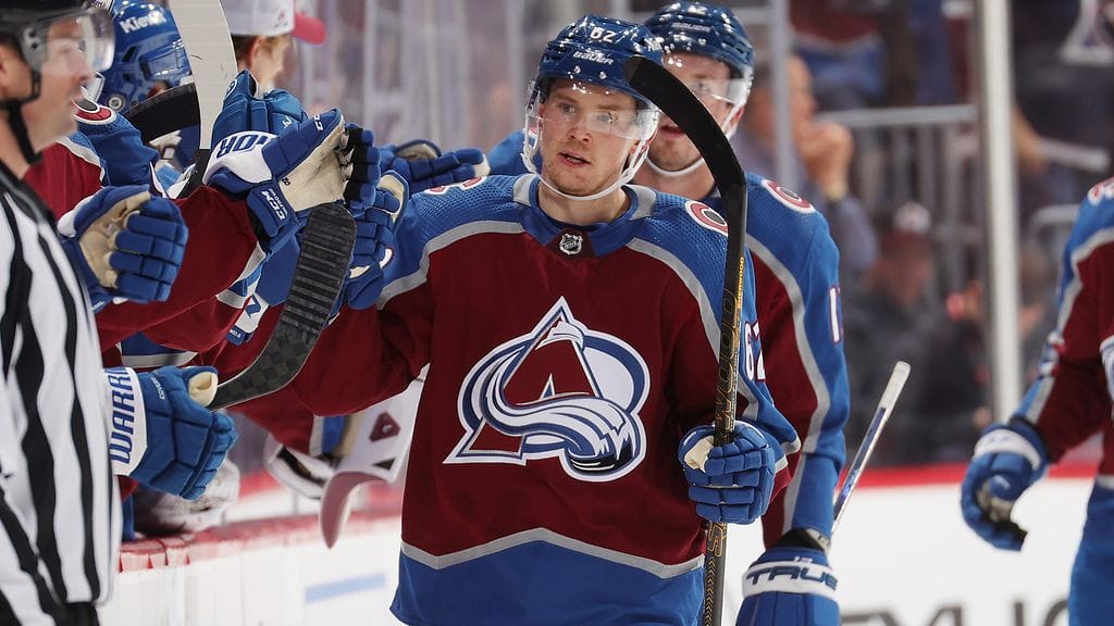 Artturi Lehkonen tykitti tauluun tehot 1+3 Carolinaa vastaan.