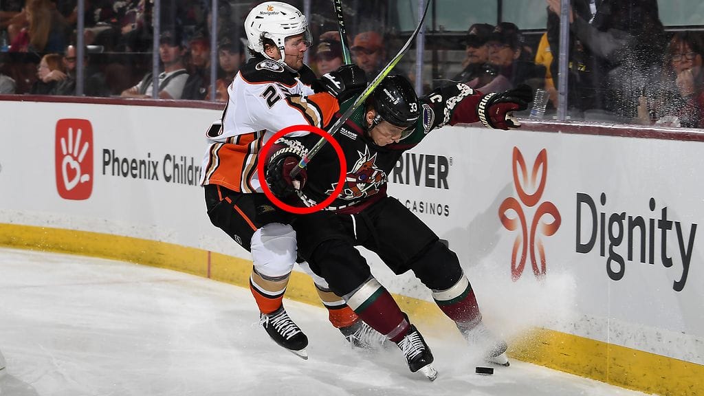 Travis Dermottin mailan yläosassa oli kiellettyä sateenkaariteippiä.