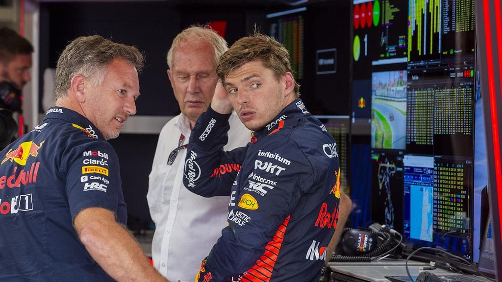 Christian Horner, Helmut Marko ja Max Verstappen.