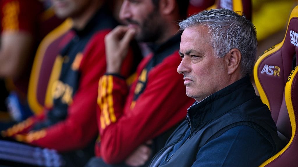 Roma-luotsi Jose Mourinho sai punaisen kortin ottelussa Monzaa vastaan.