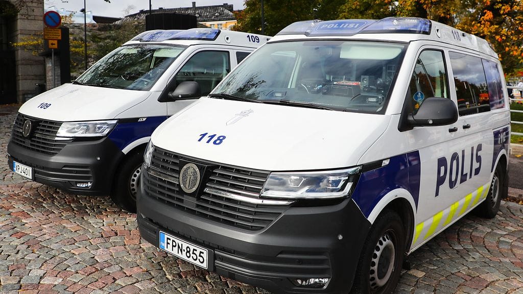 Poliisiautoja Helsingissä Eduskuntatalon edustalla. Kuvituskuva.