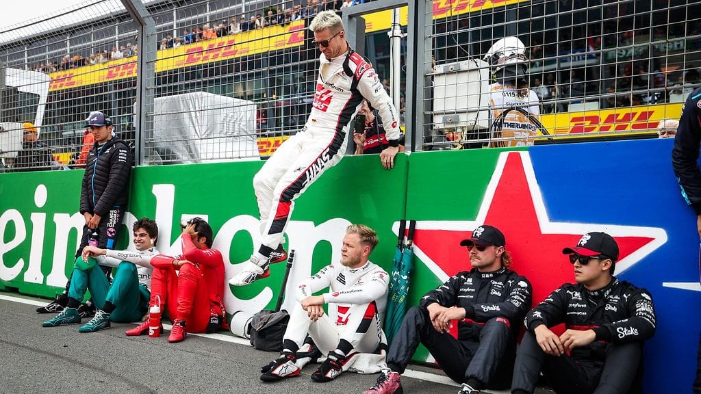 Alfa Romeon Valtteri Bottaksen (toinen oikealla) ja Guanyu Zhoun asema ensi kauden jälkeen on uhattuna.