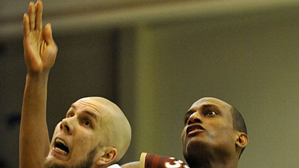 Pyrinnön Jari Pulkkinen ja ToPo:n Tyray Pearson, kuva: Sari Gustafsson / Lehtikuva