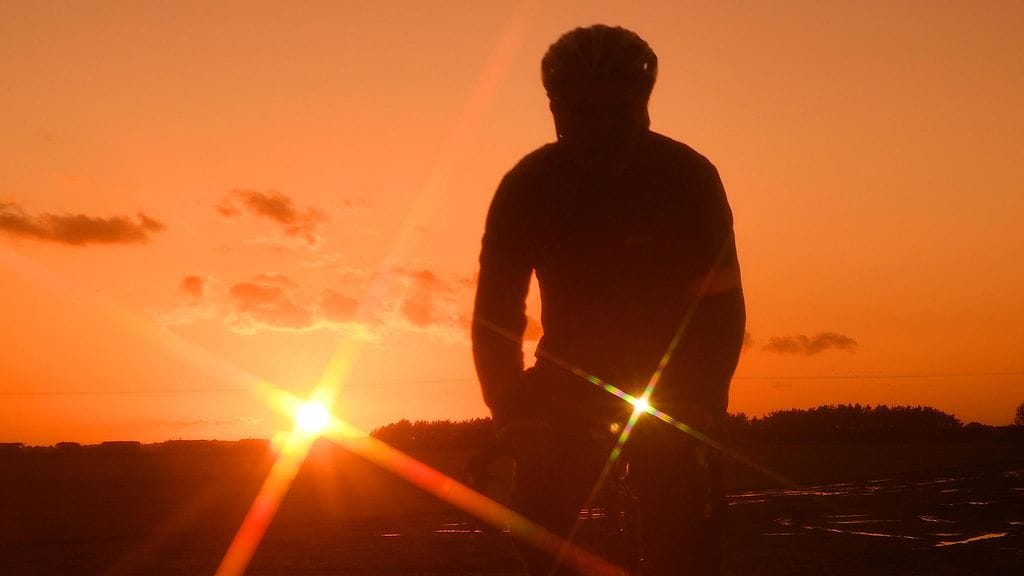 Nuori kilpapyöräilijä on poissa. Kuvituskuva.