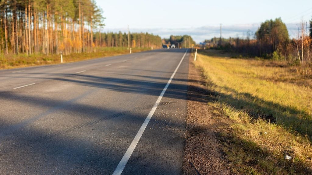 Onnettomuuspaikalla näkyy jarrutusjäljet.