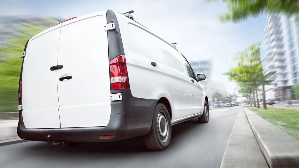 Pakettiauton kuljettaja pakeni pysähtymättä törmäyksen jälkeen auttamaan. Kuvituskuva.