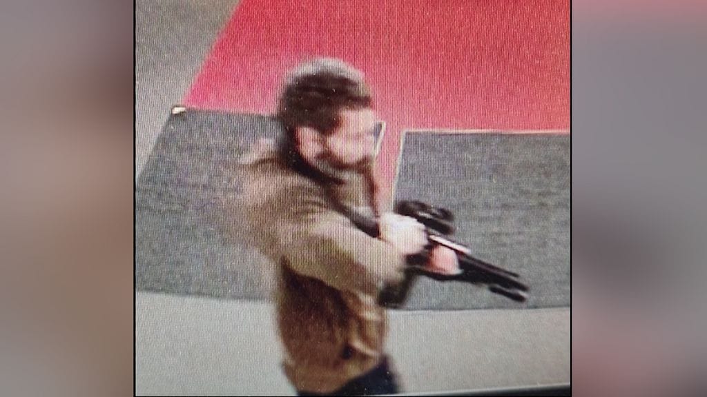 Kuva Mainen epäillystä joukkoampujasta Robert R. Cardista.