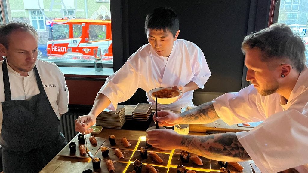 Tommi Tuominen (kuvassa vasemmalla) ja Norihito Endo (keskellä) loihtivat suomalaista ja japanilaista keittotaitoa yhdistelevän menun Finnjävel Salonkiin. Viimeinen kattaus järjestetään lauantaina 28.10.2023.