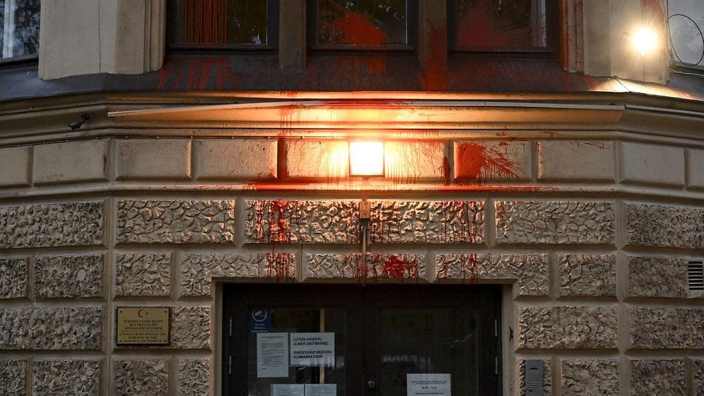 Turkin suurlähetystön seinää oli sotkettu punaisella värillä.