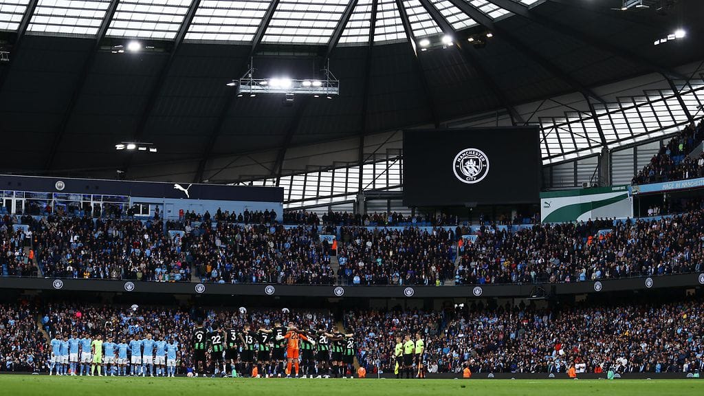 Kuva hiljaisesta hetkestä ennen Manchester Cityn ja Brightonin välisen Valioliiga-ottelun alkamista.