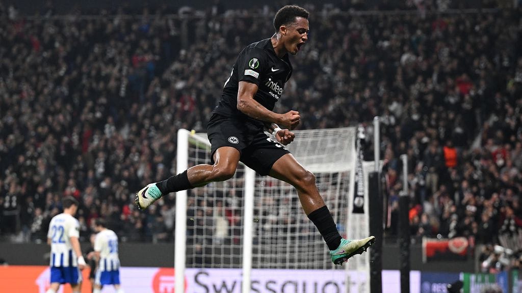 Jälleen yksi kihaus on uponnut HJK:n reppuun. Eintracht Frankfurtin Tuta juhlimassa avauspuoliajan lisäajan 4–0-maalia.